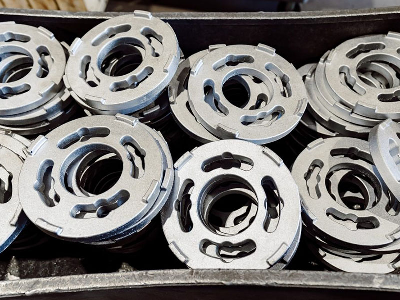 低壓鑄造和重力鑄造哪個好？如何選擇更適合的鑄造工藝？